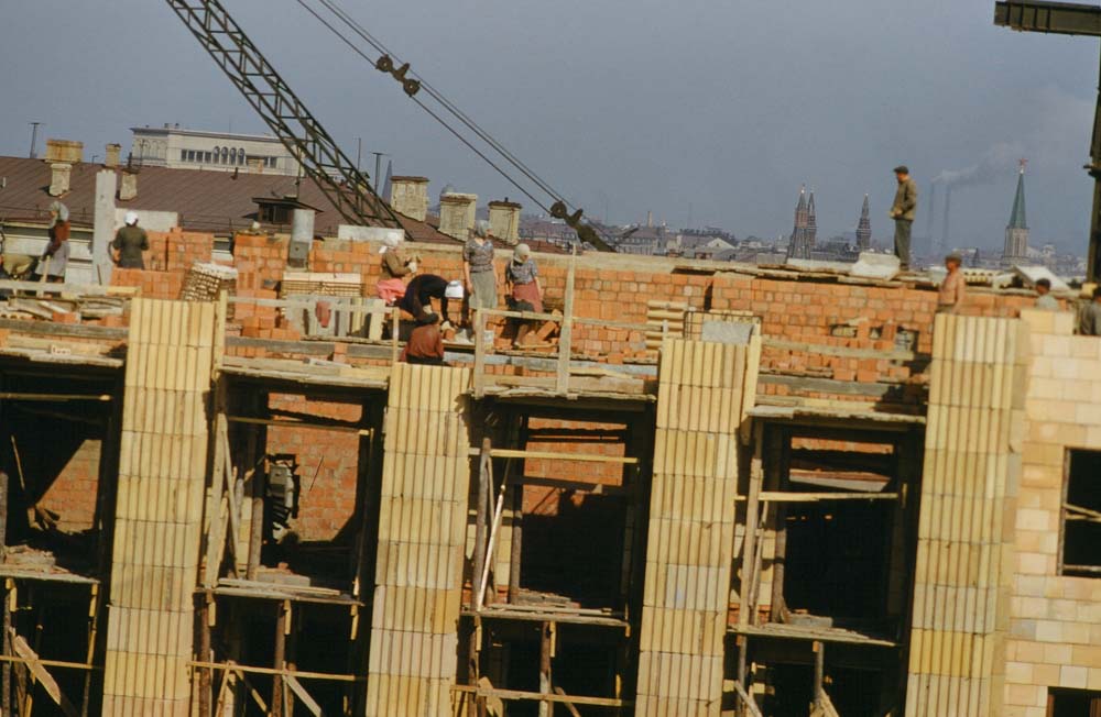 Строящееся здание на улице Чайковского, 18 (ныне – Новинский бульвар) в Москве.