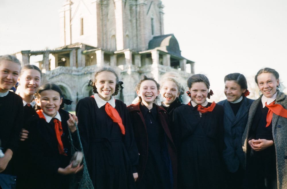 Школьницы в Коломенском, бывшей царской резиденции на юго-востоке Москвы.