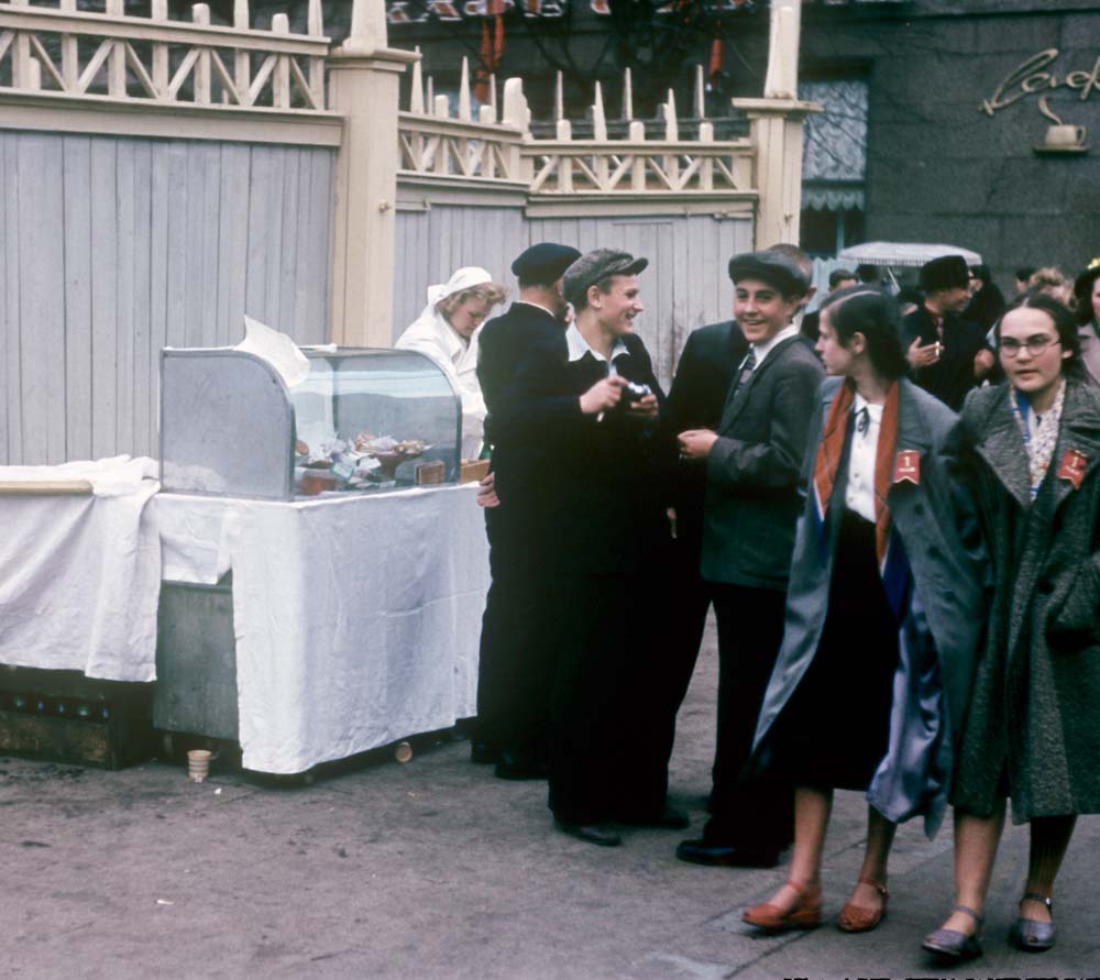 Продажа выпечки на Первое мая, Советская (ныне – Тверская) площадь, Москва.